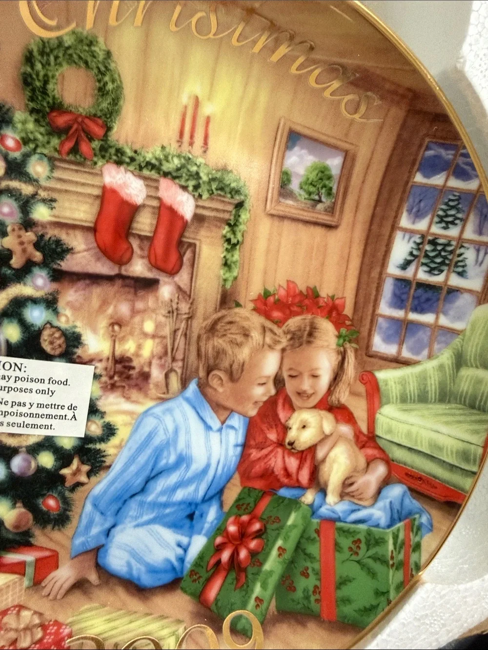 Avon 2009 Holiday Decorative Collector Plate - 22k Hold rim.